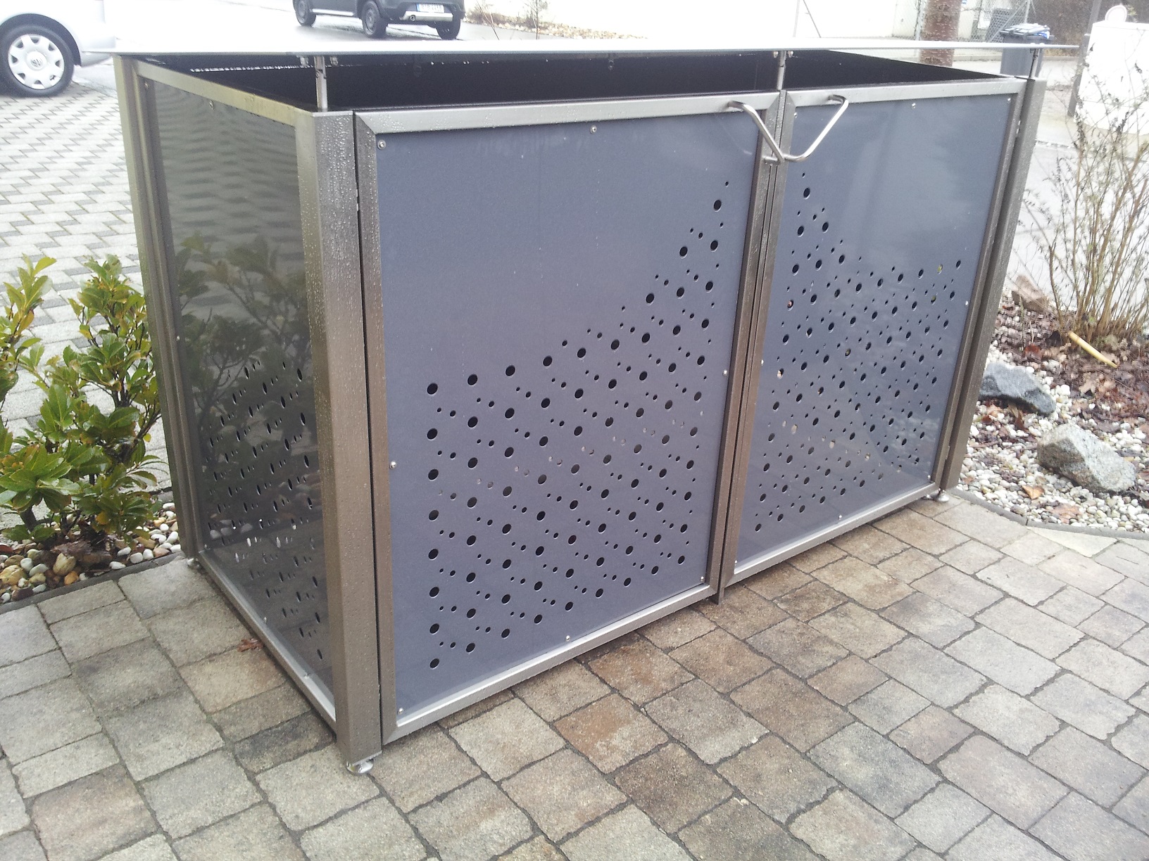 M&uuml;lltonnenh&auml;uschen aus Edelstahl mit pulverbeschichteten Aluminiumplatten