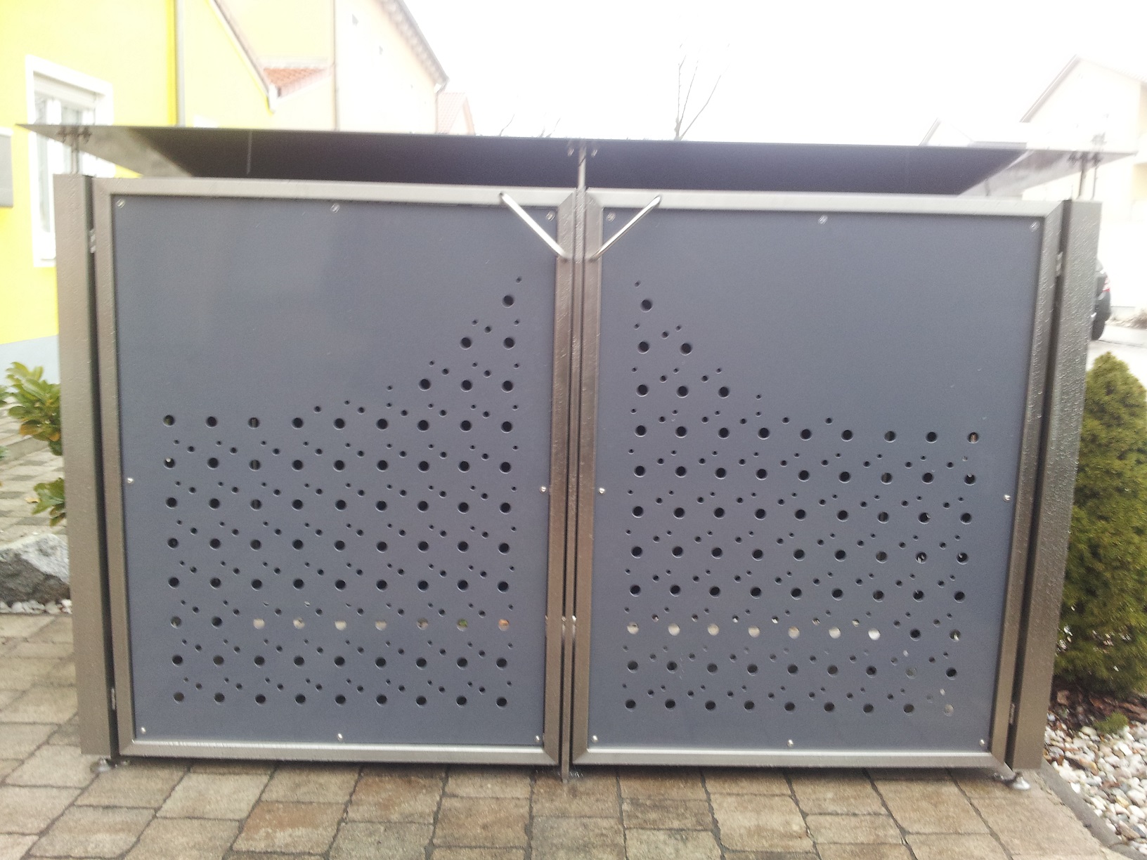 M&uuml;lltonnenh&auml;uschen aus Edelstahl mit pulverbeschichteten Aluminiumplatten