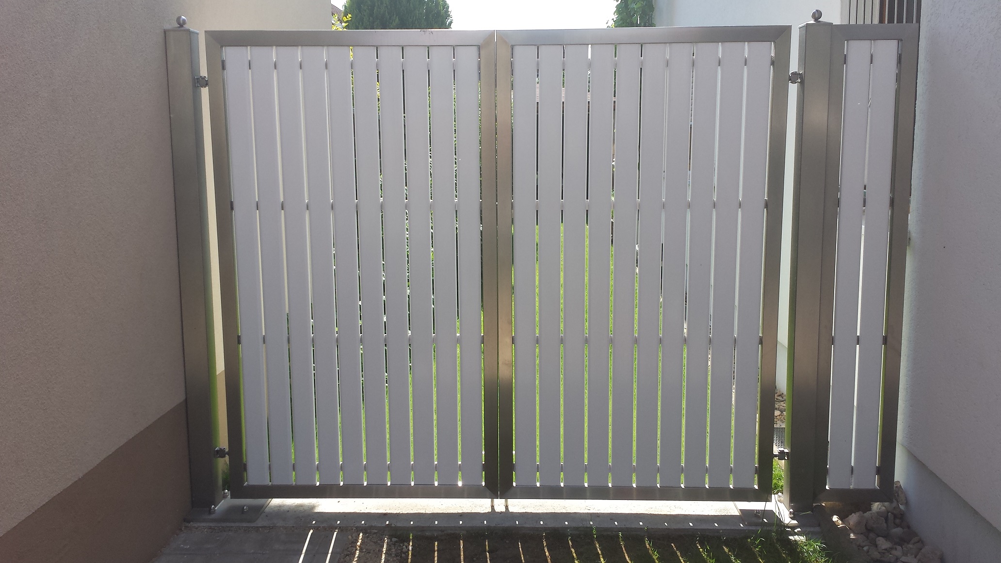 Edelstahltor mit Kunstoffeinsatz als F&uuml;llung