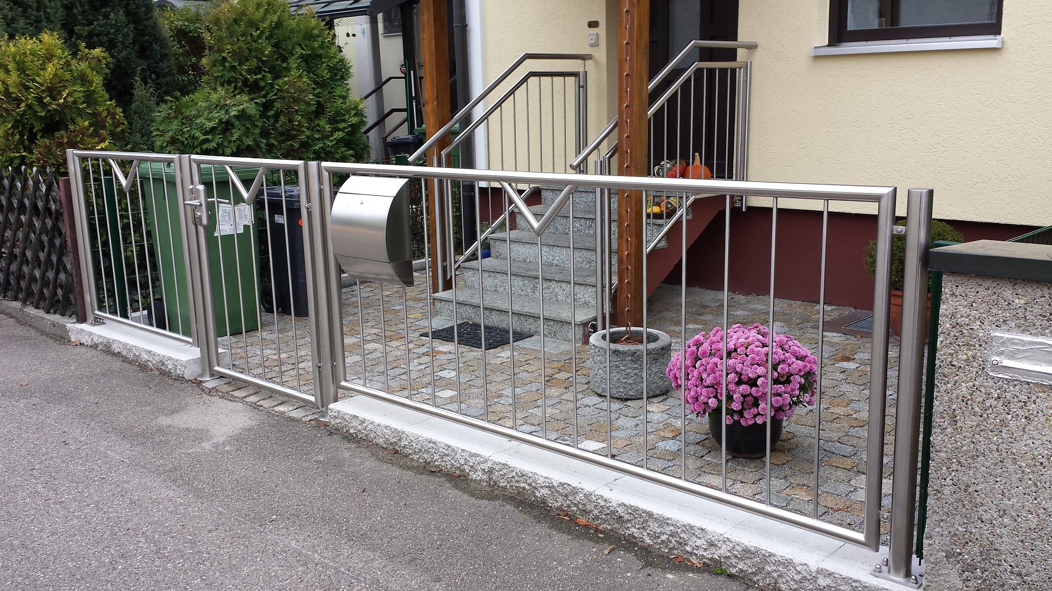 Edelstahlzaun Rund mit Dreieck