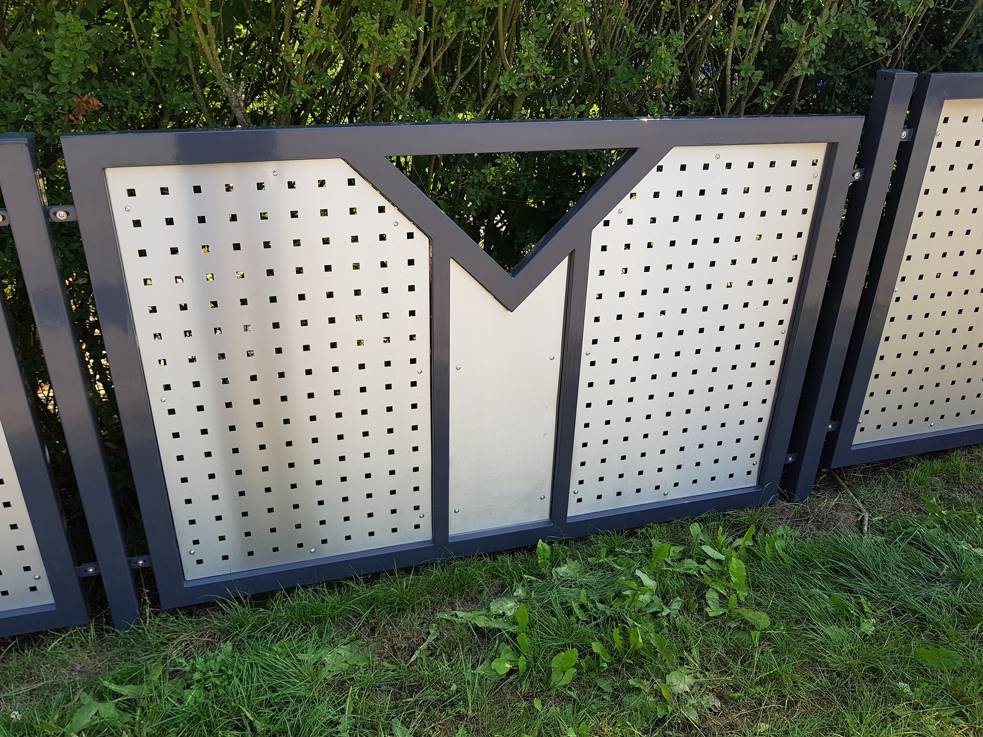 Gartenzaun pulverbeschichtet mit Dreick und Edelstahllochblechf&uuml;llung