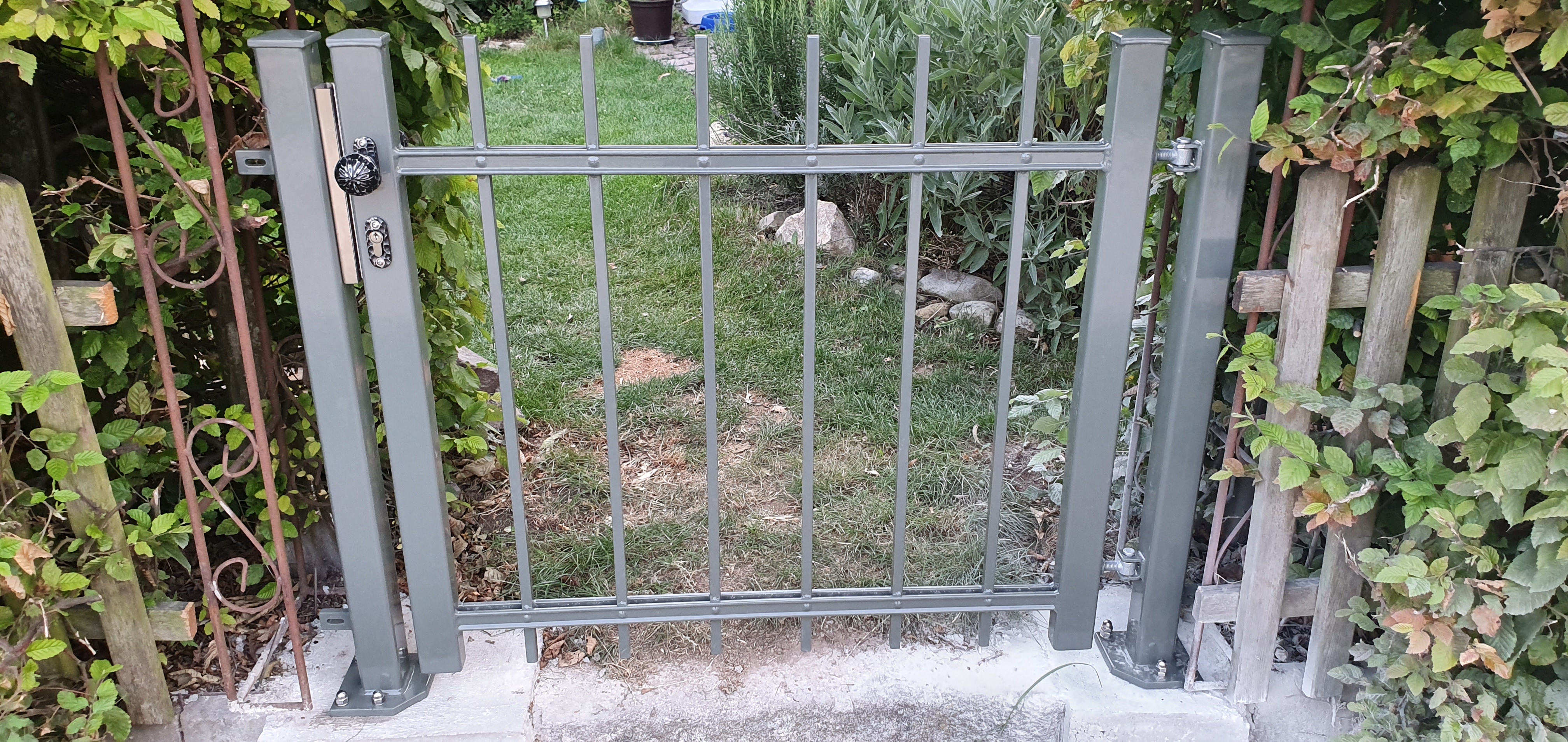 Gartent&uuml;r aus Hespeneisen pulverbeschichtet