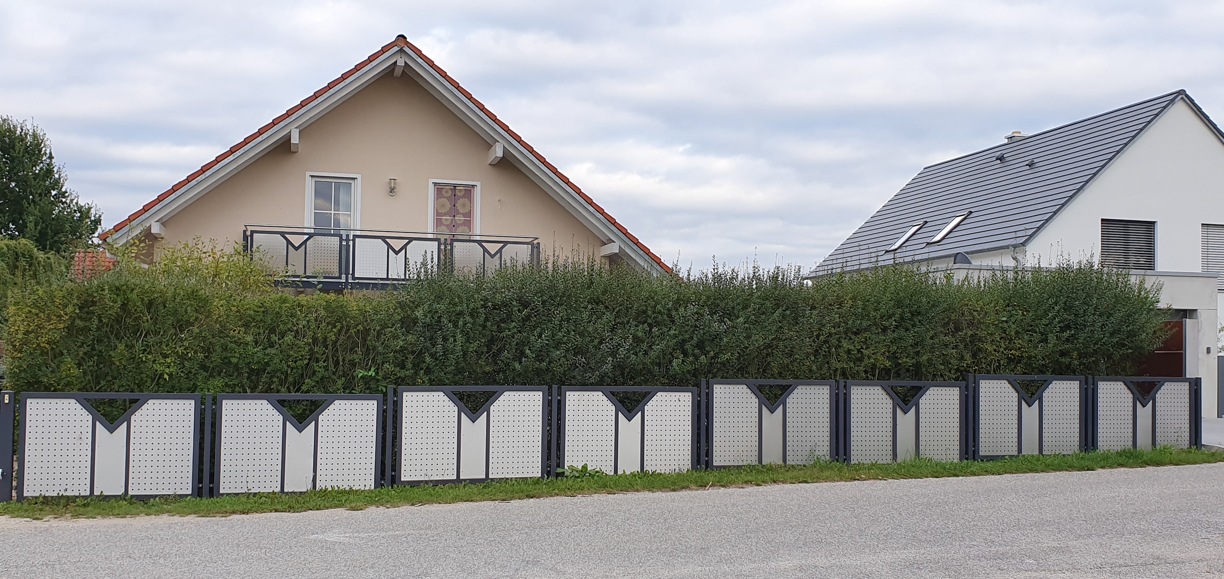 Gartenzaun pulverbeschichtet mit Dreick und Edelstahllochblechf&uuml;llung