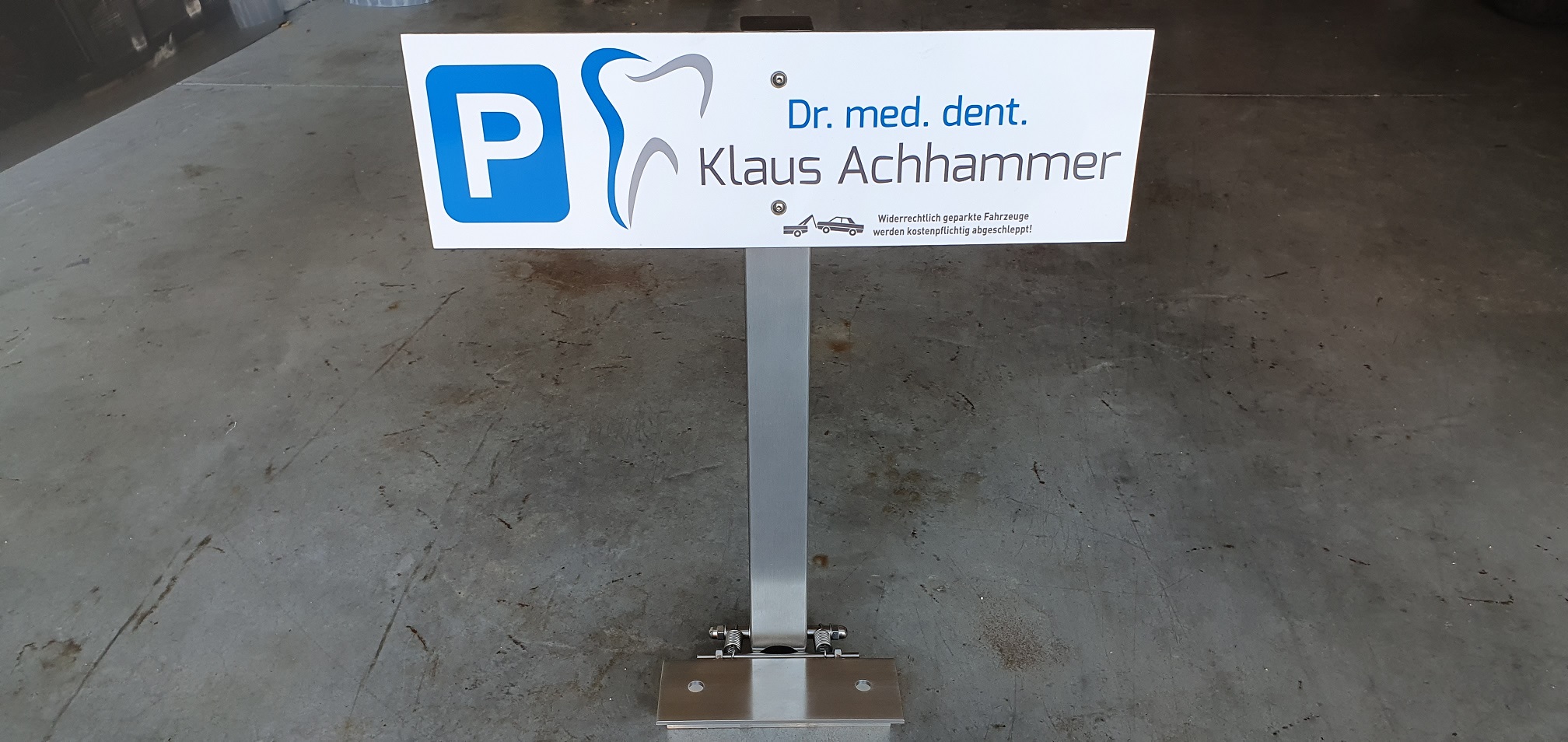 Parkplatzschildhalter aus Edelstahl mit Kippmechanismus