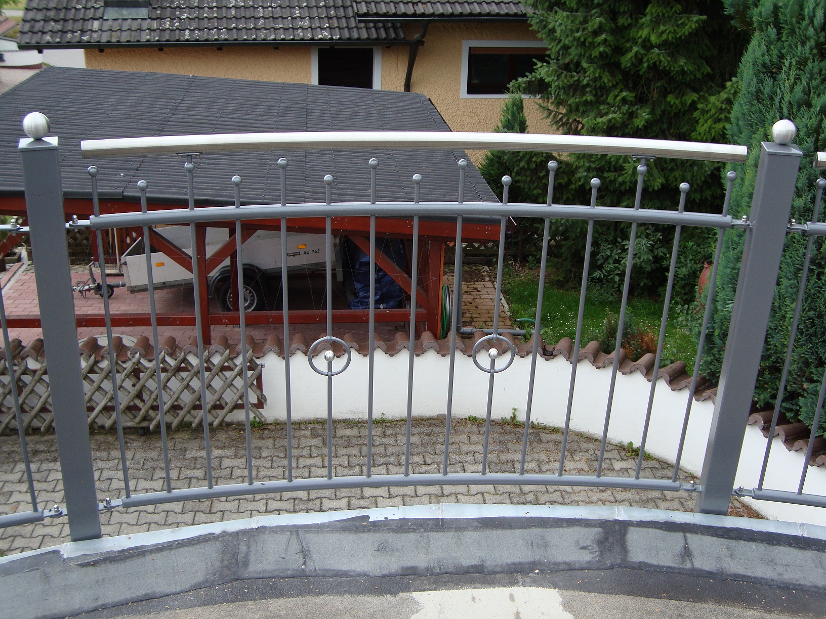 Gel&auml;nder pulverbeschichtet gebogen mit 2 Zierringen und Edelstahlhandlauf