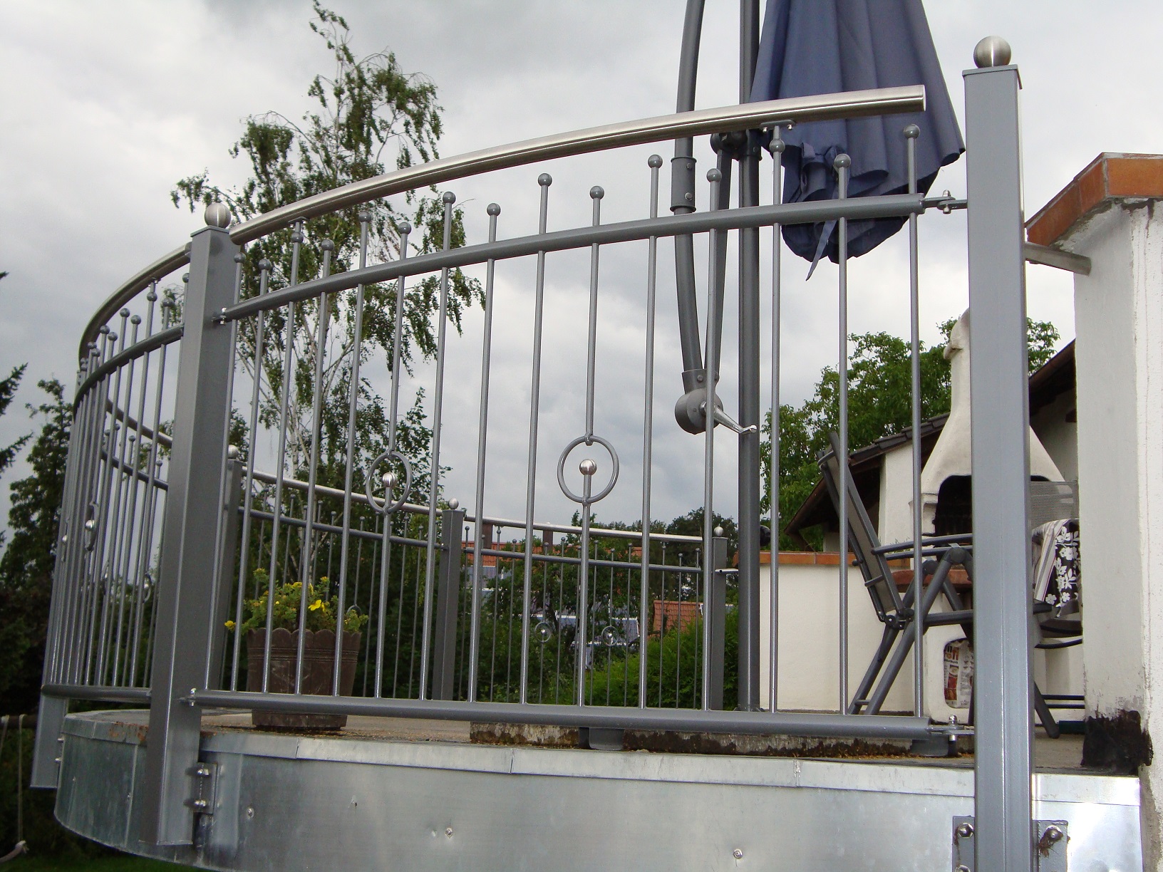 Gel&auml;nder pulverbeschichtet gebogen mit 2 Zierringen und Edelstahlhandlauf