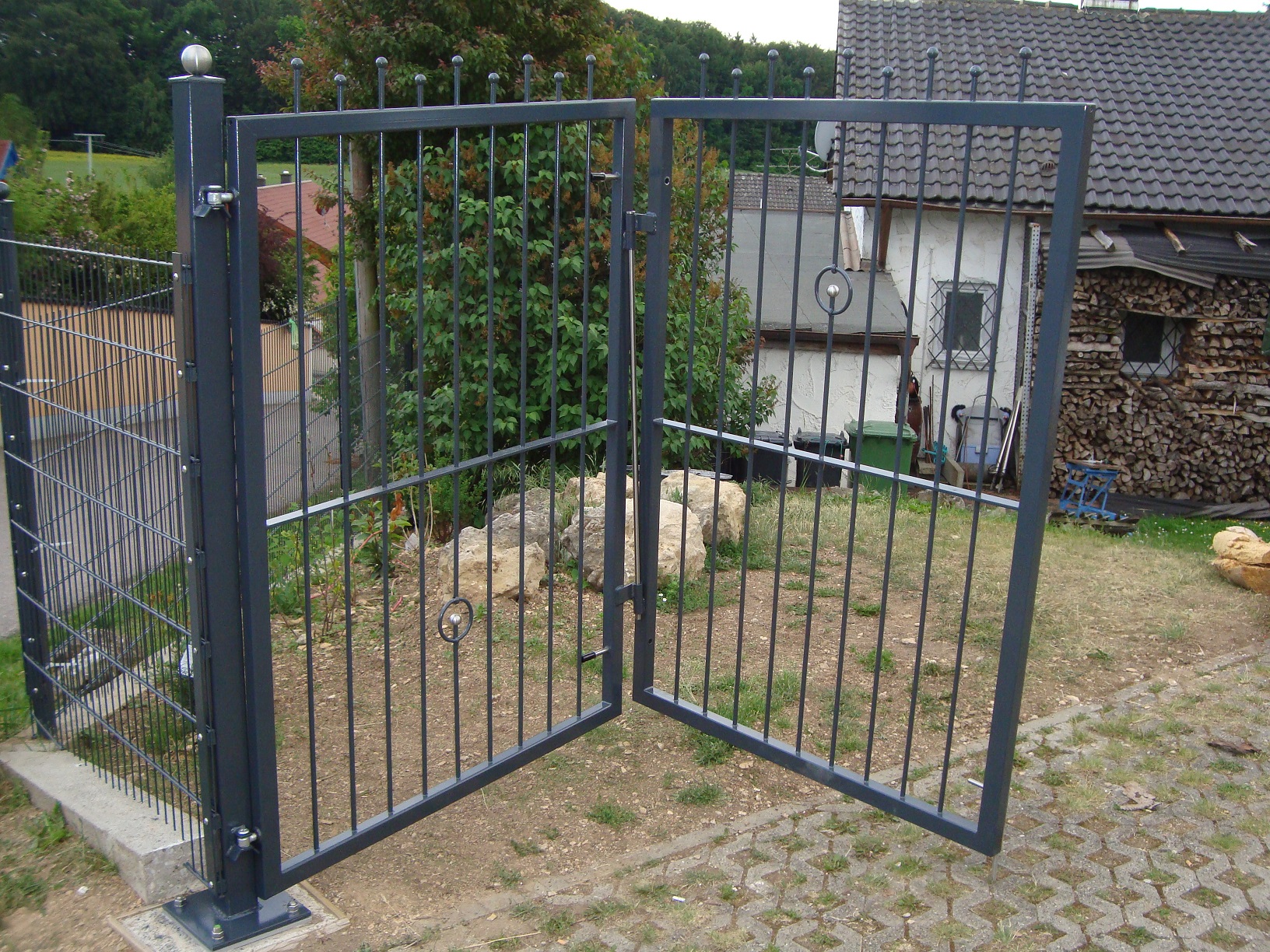 Einfahrtstor Hanglage einklappbar pulverbeschichtet