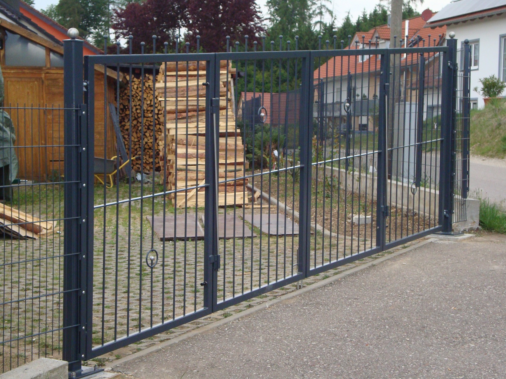 Einfahrtstor Hanglage einklappbar pulverbeschichtet